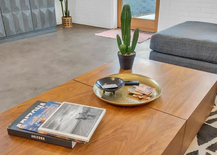 Mid-century Desert Galore With Pool Holiday home