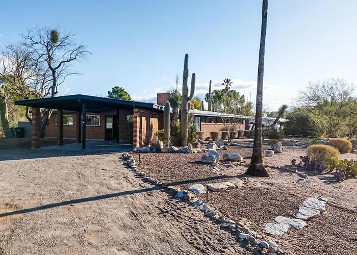 Mid-century Desert Galore With Pool Holiday home
