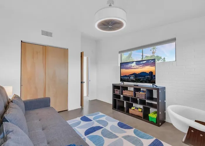 Mid-century Desert Galore With Pool Holiday home