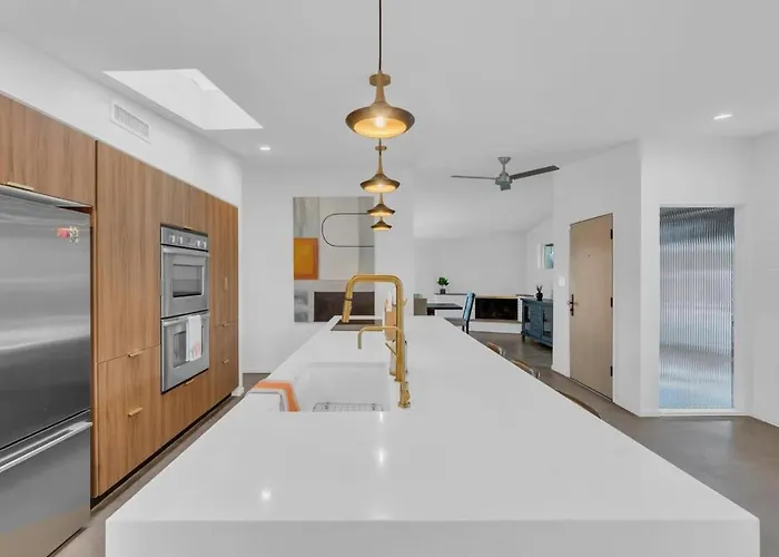Mid-century Desert Galore With Pool Holiday home