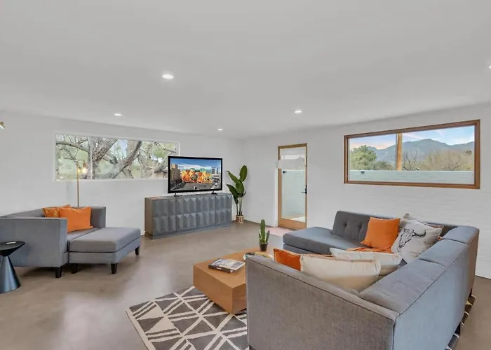 Mid-century Desert Galore With Pool Holiday home *