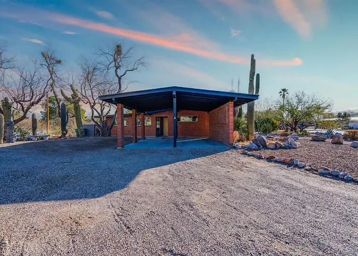 Mid-century Desert Galore With Pool Holiday home