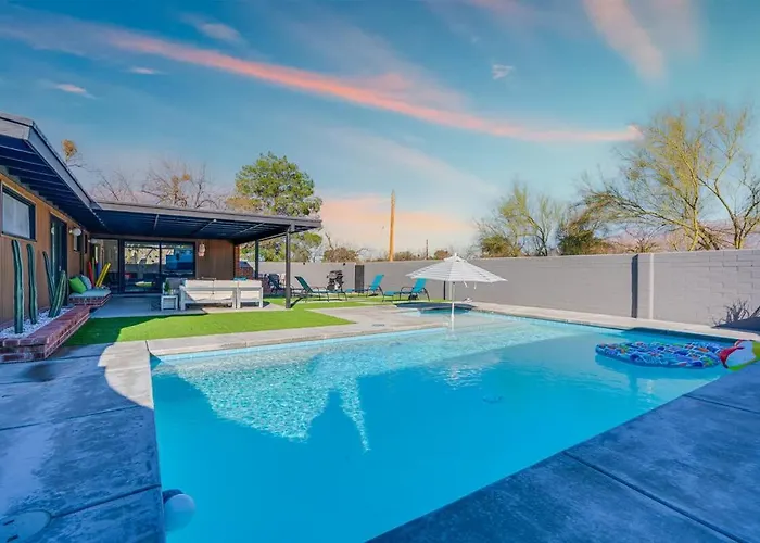 Mid-century Desert Galore With Pool Holiday home *