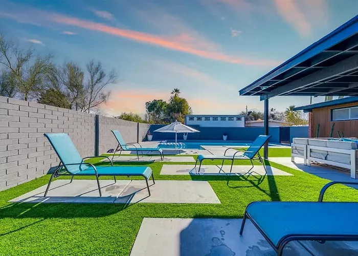 Mid-century Desert Galore With Pool Holiday home